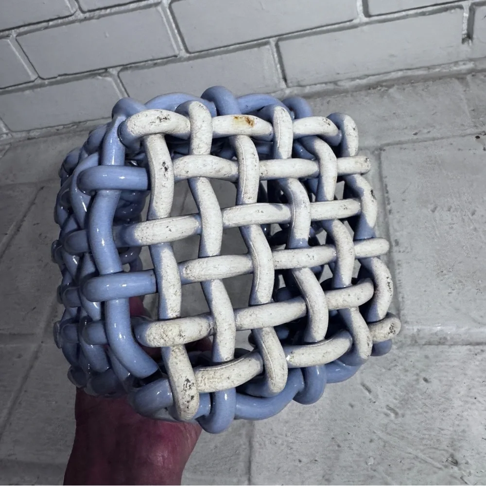Ceramic woven basket in perfect condition, lavender/light purple color - Picture 5 of 10